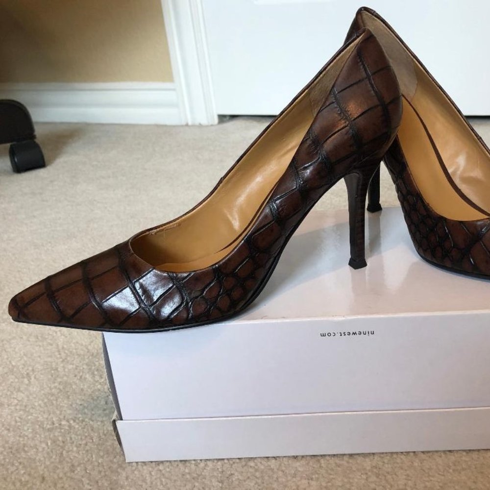 NINE WEST CHOC CROC PRINT FLAX PUMPS - SZ 8.5
